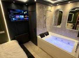 Onyx Suite Jacuzzi Privatif, hotel di Villejust