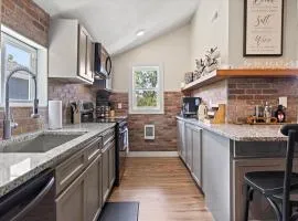 SixZeroOne - outdoor areaprkg10 mins to Legends