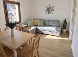 Apartamento Nordic Weiss - Benasque centro - 5 pax, отель в городе Бенаске