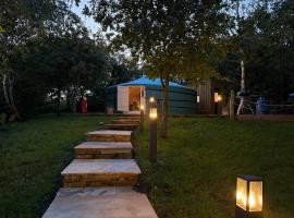 Yurt with Hot Tub near Hartington, Peak District – hotel w mieście Buxton