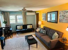 Private Green Cottage near downtown