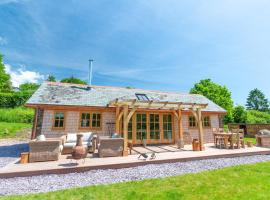 Idyllic countryside cabin with stream and lake, Hotel in Bampton