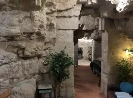 TROGLODYTE - La Grotte d'Auré