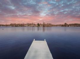 Hidden Gem Lake House 3BR, 2.5BA, Hotel in Holbrook