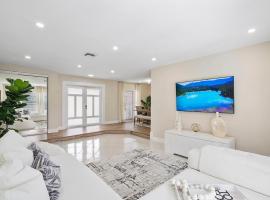 Luxury Private Pool Home in South Florida Near Miami and Fort Lauderdale Beaches โรงแรมในMargate