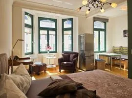 Helles Jugendstilstudio mit Home-Office und Garten