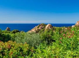 Villa Averla-Costa Paradiso, con giardino vista graniti e mare