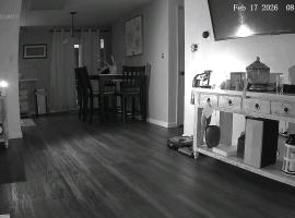 Entire Home 2 bed 2 bath office home gym, Hotel in Irwin