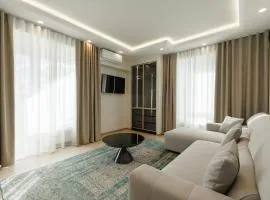 Luxury Airport Apartment with Balcony Cozy & Modern