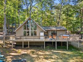 Cabin w Hot Tub, Deck, FirePit & Resort Amenities, hotel i Hedgesville