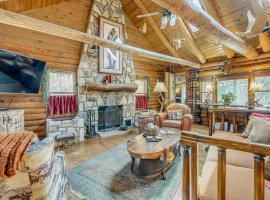 Hot Tub & Yard! 'Inn the Woods' Wimberley Cabin, hotel di Wimberley