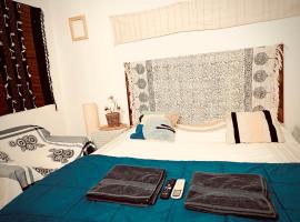 The Bamboo Coco House, hotel em Nova Deli