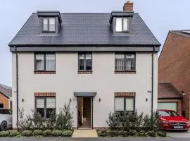 6BR-Sleeps 13-Contractor-Garden-WiFi-Parking