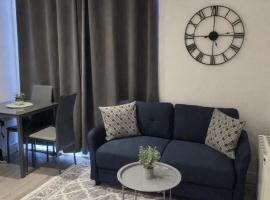 6 Aviv Place, Hotel in Addlestone