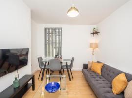 Modern 4 Bedroom House Sleeps 10 Free Parking Liverpool, hotel i Litherland