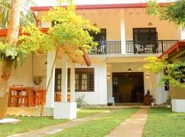 AYUBELLO hostel & suites
