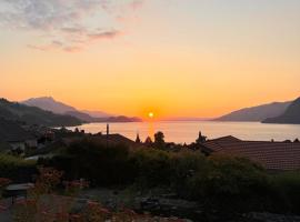 Elegant Family Chalet with Lake and Mountain Views, hotel i Leissigen