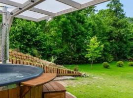 Domki apartamenty plaża jacuzzi sauna, hotel u gradu Skorupki