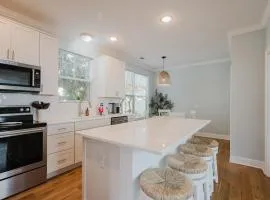 Coastal Quarters in Bluffton - Dog Friendly! Bluffton Park Lowcountry Charmer