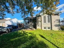Family Home Pool and Yard in Saint-Constant