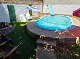 Casa familiar estilo colonial a metros del lago