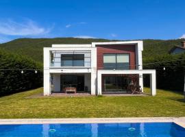 Villa Meg with Private Pool, Sauna Jacuzzi, Hotel in Kadıköy