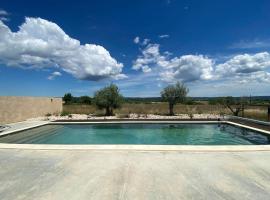 Sud Ardèche, mas en pierre, piscine et climatisation, hotel a Bessas