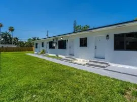 Unit 3 Cozy Studio near Biscayne Blvd with Parking in vibrant Miami