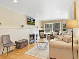 DT Libertyville home With 2 Fireplaces by Navy Base