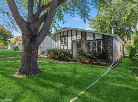 Spacious home near DT Libertyville With Rec Room
