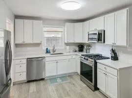 Beautiful Updated 5 bedroom home in Downtown Libertyville Near Naval Base