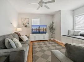 Cozy 3 bedroom in DT Libertyville Near Naval Base