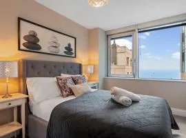 Brighton Beachfront Apartment with Ocean Views, Sleeps 6, Fast WiFi, 1 minute to Pier