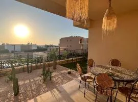 Strandwohnung Taghazout mit Meerblick, Terrasse, Garten & Pool 2 Min zum Surfspot