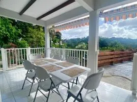 Bas de villa avec terrasse et vue dégagée