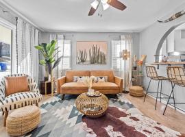 Boho Lounge - Pet Friendly Home Close to I-35 & KC, Hotel in Merriam