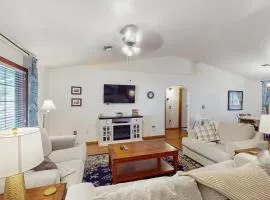 Dog-friendly home, covered patio, bbq grill, fenced yard, & central AC