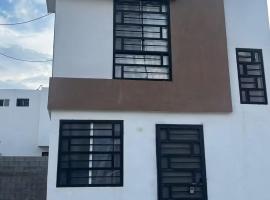 Casa con climas, refri, TV, wifi, lavadora etc, hotel din Monterrey