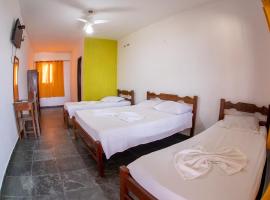 Pousada frente mar - Praia do Pereque，瓜魯雅的飯店