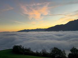 Nebelmeer Chalet Grabs mit Panorama über das Rheintal, Hotel in Grabs