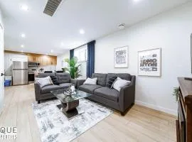 Modern Haven - Queen Bed - Wifi - Near Rogers and WEM!