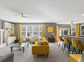 The Yellow House - Hot Tub, Pool Table, Fire Pit, 6 Bedrooms