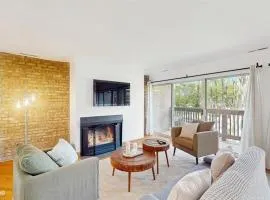 Lisle, 2BR Balcony and Fireplace