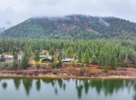 Riverside St Regis Cabin with Fire Pit and Grill, hotel a Donlan