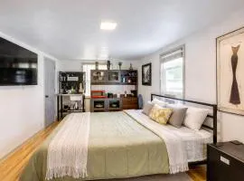 Cozy Private Studio Near the Water + Kitchenette