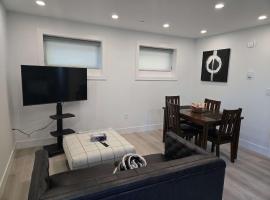 Elegant Vancouver Condo Contemporary One-Bedroom Suite and Fully Furnished Kitchen, Hotel in Vancouver