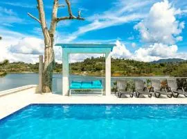 Villa frente al embalse