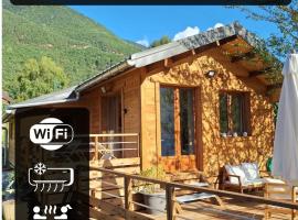 Le Chalet Madrier - Terrasse et Jacuzzi privé, Hotel in Tours-en-Savoie