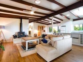 Rest House Yungaburra village Pets welcome, Hotel in Yungaburra