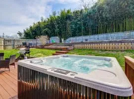 3 Mi to UT & Market Square: Poolside Retreat!